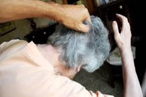 Sicilia, sputi, grida e minacce ad una anziana: arrestata badante bulgara