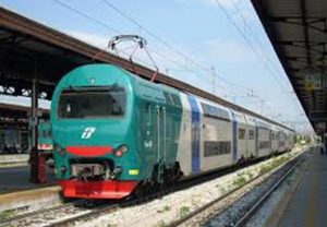 Trapani, furgone rimane bloccato nei binari e viene travolto dal treno