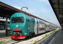 Trapani, furgone rimane bloccato nei binari e viene travolto dal treno