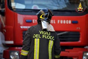 Sicilia, coppia rimane intrappolata in villa in fiamme: salvata dai soccorritori