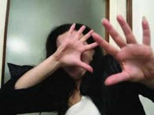 Agrigento, incontra la moglie per strada e la picchia davanti ai figli: arrestato 37enne