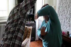 Sicilia, pugni e calci ai genitori per avere soldi per la droga: arrestato 40