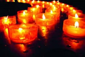 Caltanissetta, accendono candele per pregare contro il coronavirus ma scoppia un incendio