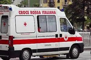 Trapani, festeggiamenti troppo rumorosi lo mandano in bestia: prende a sediate due ragazzini