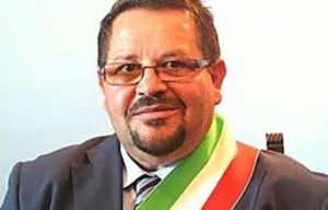 Gela, mentre in aula si vota la sfiducia il sindaco ha un malore: portato in ospedale