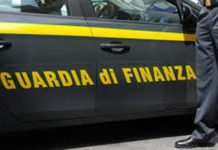 Caltanissetta, beccato a vendere oggetti contraffatti: finanza sequestra 2.000 prodotti ad un italiano