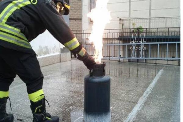 esplosione-bombola-gas (Copy) Anziano minaccia di farsi esplodere