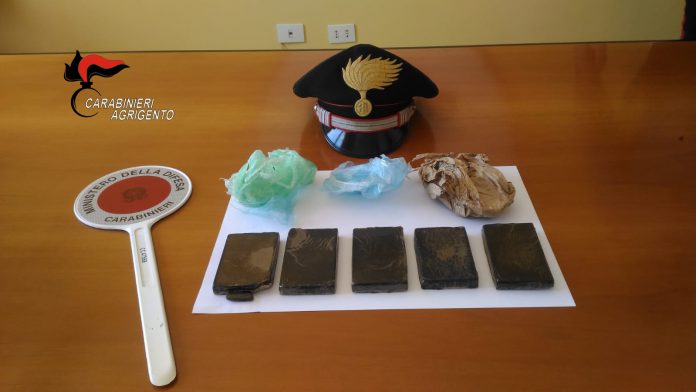 Arresto pusher gambiano Arresto pusher gambiano, droga negli slip