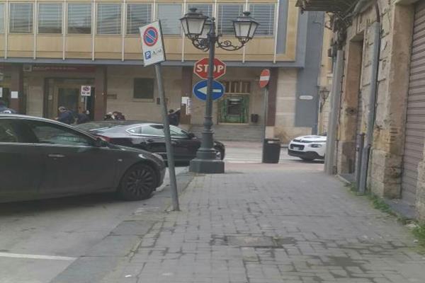 Canicattì, paura alla monte dei Paschi di Siena: incendio divampa nella banca(Foto)