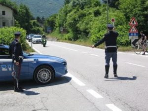 Caltanissetta, rumeno esibisce patente di guida polacca al posto di blocco: denunciato dalla polizia Caltanissetta, rumeno esibisce patente di guida polacca al posto di blocco: denunciato dalla polizia