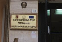 Sciacca, gli occupano abusivamente la casa: coppia si incatena davanti al Comune Sciacca, casa occupata abusivamente