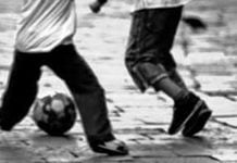 Sicilia, gioca in strada con il pallone: bambino travolto da autocarro