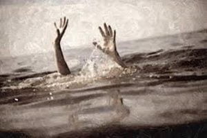 Sicilia, madre e figlia rischiano di annegare: uomo le salva tra le risate dei bagnanti