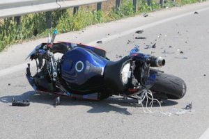 Agrigento, moto si schianta contro una recinzione: feriti due motociclisti
