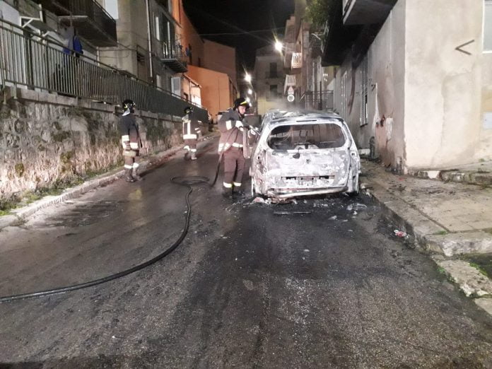 Canicattì, auto in fiamme in via Verdi