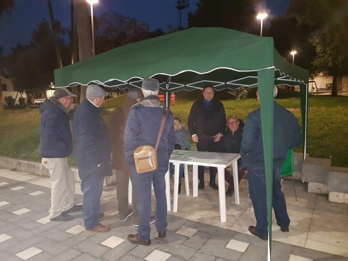 Bollette pazze, gazebo raccola firme Lega Salvini premier