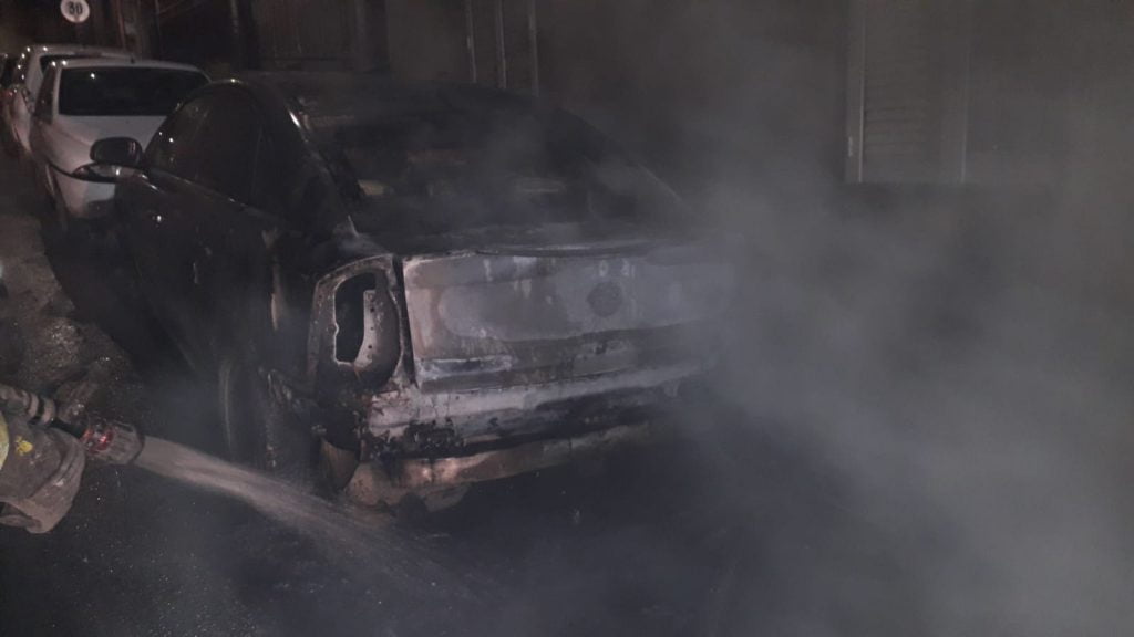 Canicattì, notte di fuoco in via Verdi: distrutte due auto(Foto)