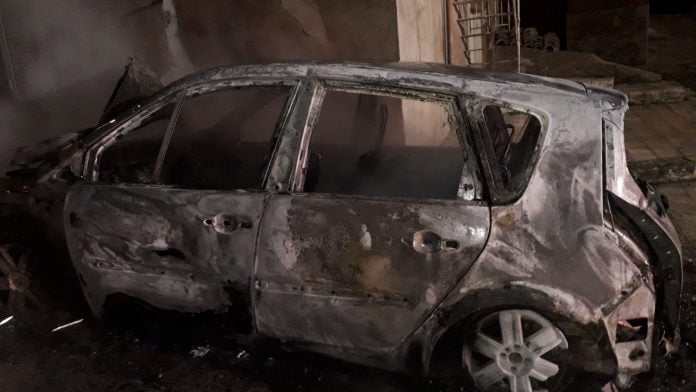 Canicattì, auto a fuoco in via Verdi