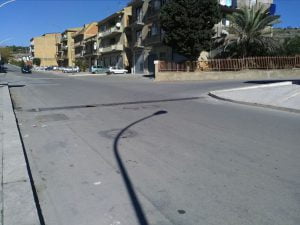 Griglia pericolosa in via Vittorio Emanuele a Canicattì