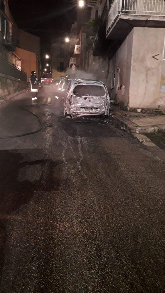 Canicattì, notte di fuoco in via Verdi: distrutte due auto(Foto)