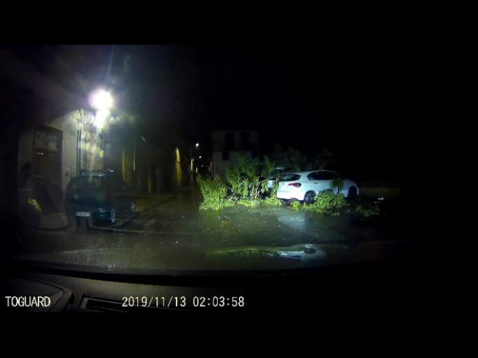 Canicattì, albero cade su un'auto