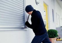 Sicilia, parrucchieria presa d’assalto: depredate parrucche