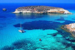 Sicilia, turista si ferisce arrampicandosi su costone per fare foto Sicilia, turista si ferisce arrampicandosi su costone per fare foto