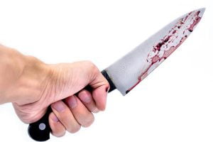 Sicilia, accoltella il marito e gli brucia i vestiti: donna viene allontanata da casa
