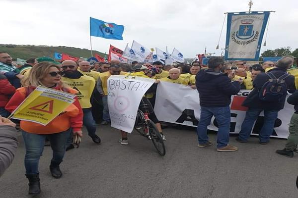 Agrigento, l'efficacia dell'unione e della collaborazione: 25 gennaio in marcia contro l'isolamento della provincia(Foto) Agrigento, l'efficacia dell'unione e della collaborazione: 25 gennaio in marcia contro l'isolamento della provincia(Foto)