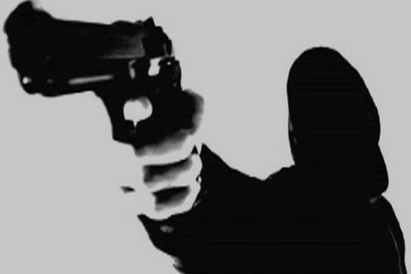 uomo pistola