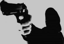 Licata, minaccia clienti di un bar con una pistola: denunciato 32enne