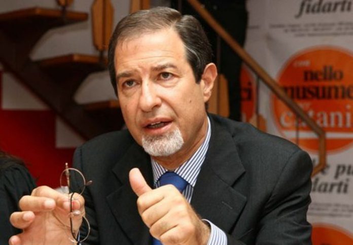 musumeci "Il governo Crocetta è ormai al saccheggio finale. In queste ultime settimane, con la complicità di alcuni dirigenti remissivi, sta adottando provvedimenti e atti amministrativi incongruenti e per certi aspetti illegittimi. Contributi, trasferimenti, obblighi contrattuali e persino assunzioni. Un metodo improntato a un indecente clientelismo, a pochi giorni dalla consultazione elettorale". L'ha detto Nello Musumeci, candidato del centrodestra alla presidenza della Regione Siciliana nel corso di un intervento alla Giornata Tricolore di Custonaci, in provincia di Trapani. "È l'ultimo colpo di coda di un centrosinistra ormai in agonia - ha sottolineato - che gioca le poche carte rimaste per tentare di arginare la frana del consenso a favore del centrodestra e dei partiti che sostengono la mia candidatura. Stiamo valutando se presentare un esposto alla magistratura, affinché acquisisca ogni elemento utile a valutare se nell'operato dell'amministrazione regionale si configurino ipotesi di reato".