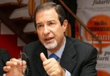 "Il governo Crocetta è ormai al saccheggio finale. In queste ultime settimane, con la complicità di alcuni dirigenti remissivi, sta adottando provvedimenti e atti amministrativi incongruenti e per certi aspetti illegittimi. Contributi, trasferimenti, obblighi contrattuali e persino assunzioni. Un metodo improntato a un indecente clientelismo, a pochi giorni dalla consultazione elettorale". L'ha detto Nello Musumeci, candidato del centrodestra alla presidenza della Regione Siciliana nel corso di un intervento alla Giornata Tricolore di Custonaci, in provincia di Trapani. "È l'ultimo colpo di coda di un centrosinistra ormai in agonia - ha sottolineato - che gioca le poche carte rimaste per tentare di arginare la frana del consenso a favore del centrodestra e dei partiti che sostengono la mia candidatura. Stiamo valutando se presentare un esposto alla magistratura, affinché acquisisca ogni elemento utile a valutare se nell'operato dell'amministrazione regionale si configurino ipotesi di reato".