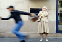 Scippo pensione anziana