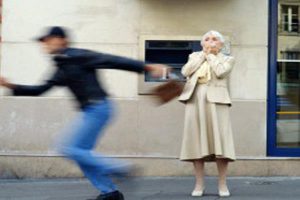 Sicilia, scippa borsa a pensionata e si compra Tablet e cellulare: arrestato 54enne
