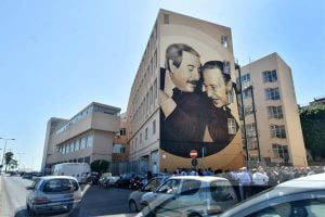 Palermo, imbrattato il murales di Falcone e Borsellino: Spunta la scritta GAY