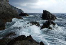Sicilia, dramma in mare: 20enne cade sugli scogli e muore Isola delle femmine, ragazzini rischiano annegamento