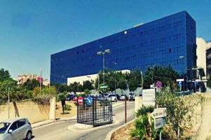 Sicilia, orrore nel weekend: donna si lancia dal terzo piano e muore