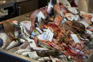 Sicilia, poca igiene e stato di degrado: Nas chiudono mercato ittico di Aci Castello