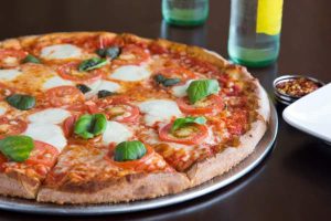 Sicilia, mangiano la pizza e scappano: