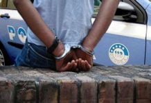 Sicilia, infastidisce clienti di un bar e aggredisce poliziotto: arrestato 31enne