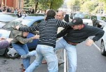 Ragusa, paura in centro: giovani scatenano mega rissa