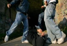 Modica, ubriaco insulta gruppo di giovani e gli lancia una bottiglia contro: ferito un ragazzo rissa Modica