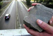 Sicilia, lancia sassi alle auto in strada: fermato un uomo Pietre lanciate da cavalcavias