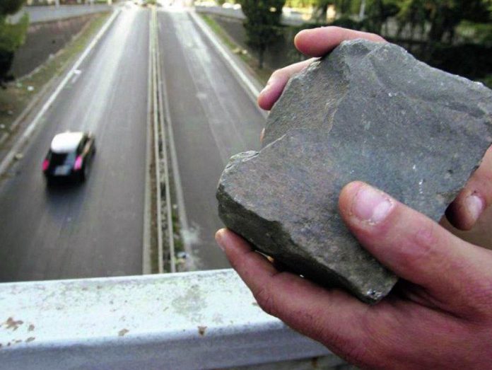 Pietre lanciate da cavalcaviasassi cavalcavia Pietre lanciate da cavalcavias