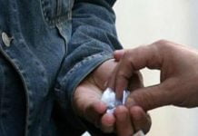 Caltanissetta, viene sorpreso al bar con 9 involucri di marijuana: arrestato 22enne