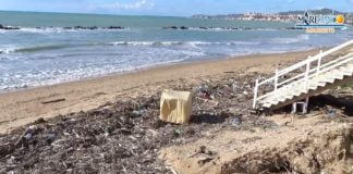 Agrigento, mareggiate portano rifiuti in spiaggia: la protesta di MareAmico