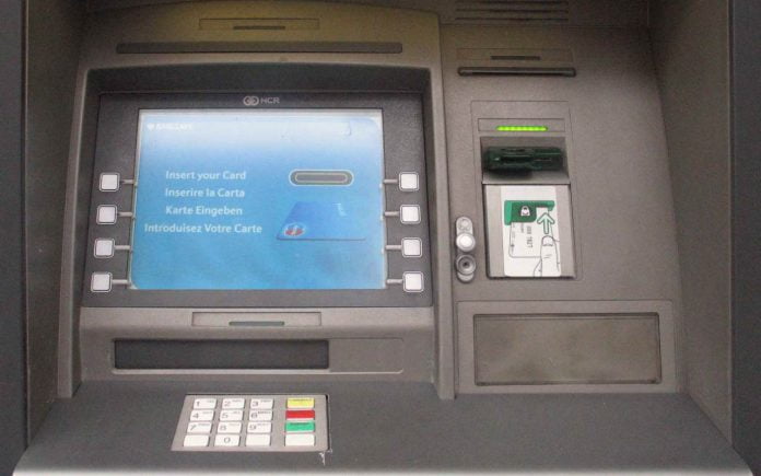 Tentano di sradicare il bancomat con un escavatore: messi in fuga dall’allarme