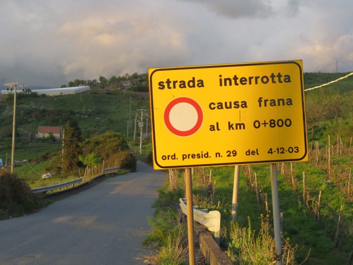 strada bronte stuara santa venera movimenti franosi 2 foto di Luigi Saitta