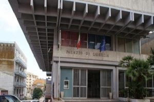 Sicilia, si reca in tribunale con un coltello iniziando a minacciare e urlare: arrestato 27enne